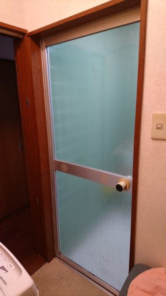 浴室扉を開き戸から折戸へ　リフォーム
