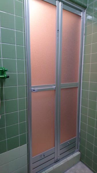浴室扉を開き戸から折戸へ　リフォーム