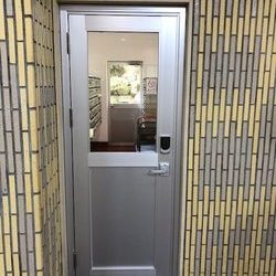 神奈川県横浜市　某マンション　風除室ドア框カバー工法